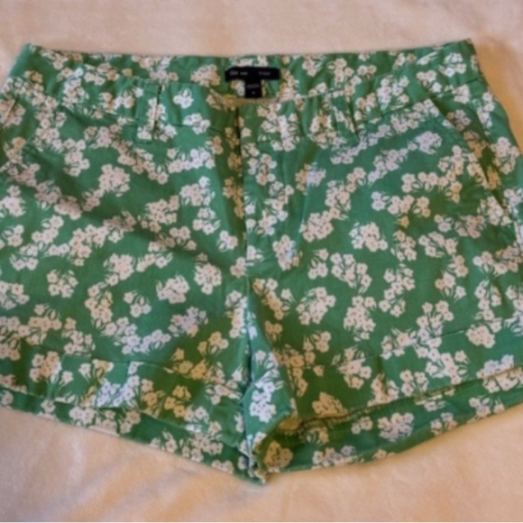 GAP Pants - Gap Floral Green Women's Shorts Sz 6